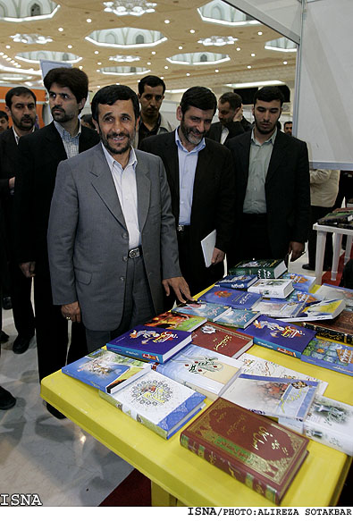 احمدي نژاد و صفار هرندي در نمايشگاه بين المللي كتاب تهران /عليرضا صوت اكبر ايسنا