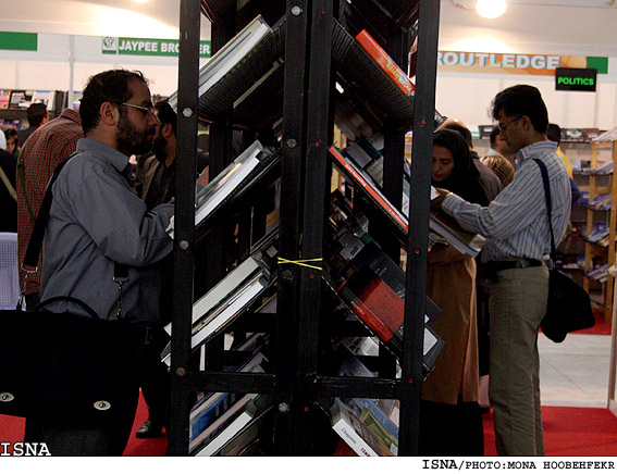اولين روز نمايشگاه بين المللي كتاب تهران/منا هوبه فكر ايسنا