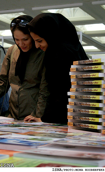 اولين روز نمايشگاه بين المللي كتاب تهران/منا هوبه فكر ايسنا