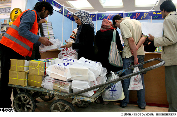 اولين روز نمايشگاه بين المللي كتاب تهران/منا هوبه فكر ايسنا