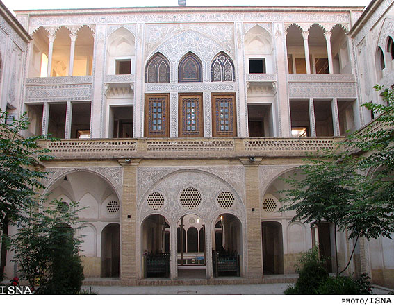 حياط پنجم خانه‌ي تاريخي عباسيان به‌فروش مي‌رسد
مدير اداره‌ي ميراث فرهنگي كاشان:
يك حياط خانه‌ي عباسيان در اختيار مالك خصوصي است