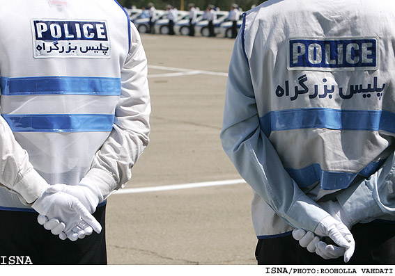 رييس راهورتهران خبرداد:
برخوردبا3تخلف عمده دربزرگراه‌هاي پايتخت ازشنبه
توقيف خودروها وموتورسيكلتهاي پارك شده درپياده‌روها
برگزاري كلاسهاي آموزشي براي متخلفان