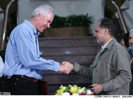 وزراي نفت ايران و ونزوئلا حين امضاي تفاهم نامه هاي همکاري بين ايران و ونزوئلا