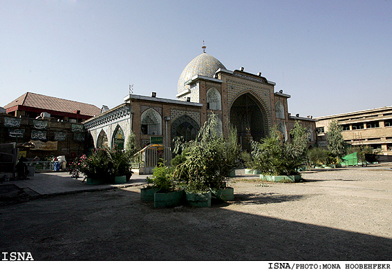 حريم مجموعه‌ي امامزاده زيد در تهران ناديده گرفته شد
اسفنديار رحيم‌مشايي:
اكنون كار متوقف شده است