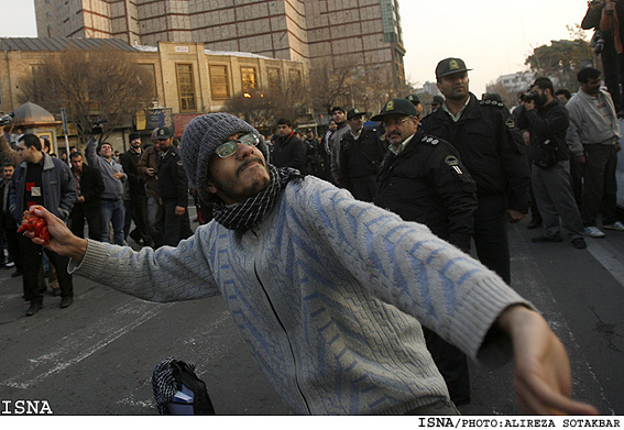 تجمع اعتراض‌آميز دانشجويان در مقابل سفارت انگليس/عليرضا صوت‌اكبر - ايسنا