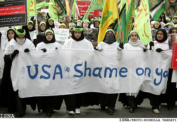 راهپيمايي دانشجويان و طلاب متحصن فرودگاه مهرآباد درتجديد بيعت با مقام معظم رهبري