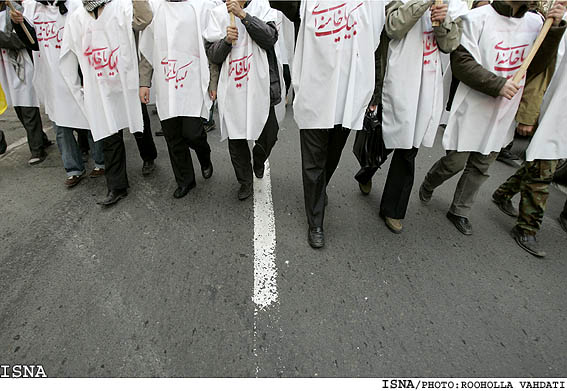 راهپيمايي دانشجويان و طلاب متحصن فرودگاه مهرآباد درتجديد بيعت با مقام معظم رهبري