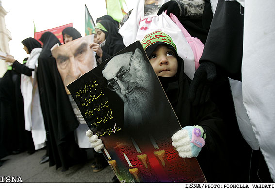 راهپيمايي دانشجويان و طلاب متحصن فرودگاه مهرآباد درتجديد بيعت با مقام معظم رهبري