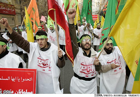 راهپيمايي دانشجويان و طلاب متحصن فرودگاه مهرآباد درتجديد بيعت با مقام معظم رهبري