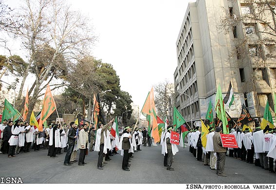 راهپيمايي دانشجويان و طلاب متحصن فرودگاه مهرآباد درتجديد بيعت با مقام معظم رهبري