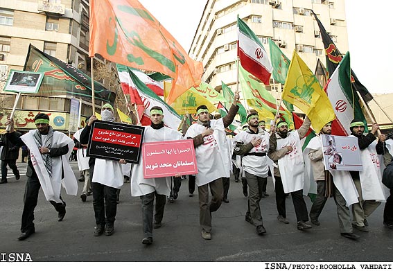 راهپيمايي دانشجويان و طلاب متحصن فرودگاه مهرآباد درتجديد بيعت با مقام معظم رهبري