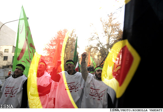 راهپيمايي دانشجويان و طلاب متحصن فرودگاه مهرآباد درتجديد بيعت با مقام معظم رهبري