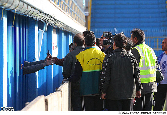 مدير راديو ورزش در گفت‌وگو با ايسنا عنوان كرد:
گزارشگران ورزشي در راديو كمتر از تلويزيون به حواشي مي‌پردازند