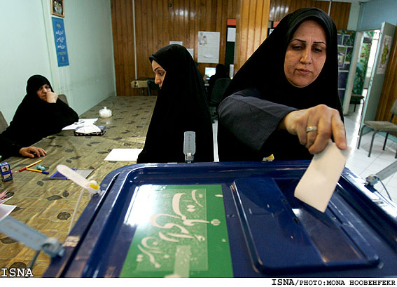 حضور مردم در انتخابات هشتمين دوره مجلس - خيابان انقلاب/منا هوبه فكر - ايسنا