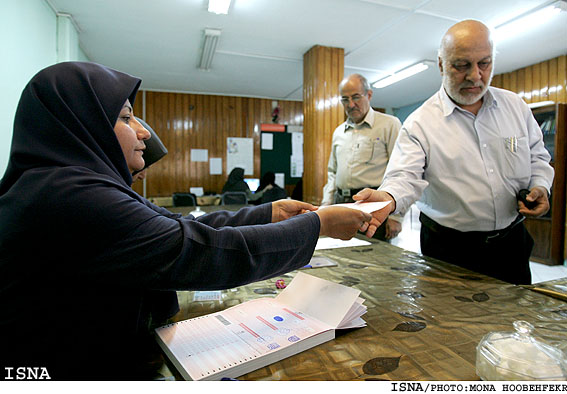 حضور مردم در انتخابات هشتمين دوره مجلس - خيابان انقلاب/منا هوبه فكر - ايسنا
