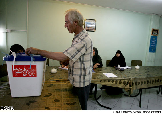 حضور مردم در انتخابات هشتمين دوره مجلس - خيابان انقلاب/منا هوبه فكر - ايسنا
