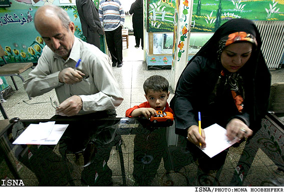 حضور مردم در انتخابات هشتمين دوره مجلس - خيابان انقلاب/منا هوبه فكر - ايسنا