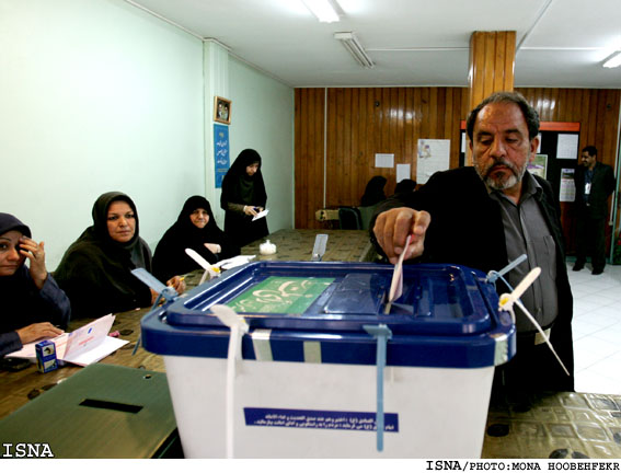 حضور مردم در انتخابات هشتمين دوره مجلس - خيابان انقلاب/منا هوبه فكر - ايسنا