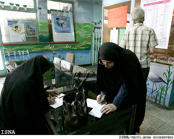 حضور مردم در انتخابات هشتمين دوره مجلس - خيابان انقلاب/منا هوبه فكر - ايسنا