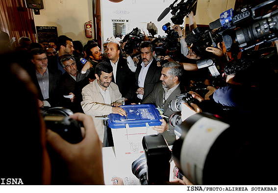 حضور رييس جمهور در پاي صندوق راي/عليرضا صوت‌اكبر - ايسنا