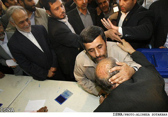 در حاشيه‌ي حضور رييس جمهور در پاي صندوق راي/عليرضا صوت‌اكبر - ايسنا