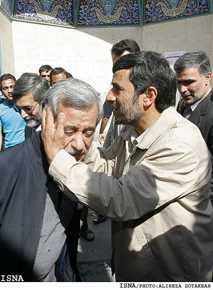 در حاشيه‌ي حضور رييس جمهور در پاي صندوق راي/عليرضا صوت‌اكبر - ايسنا