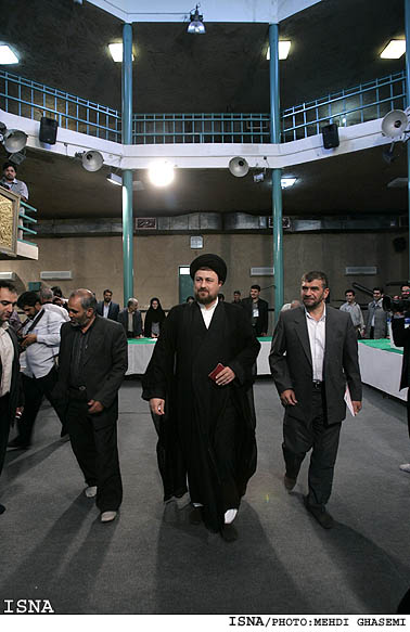 حضور سيد حسن خميني در پاي صندوق راي (حسينيه جماران) / مهدي قاسمي- ايسنا