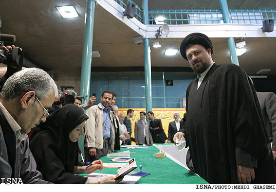 حضور سيد حسن خميني در پاي صندوق راي (حسينيه جماران) / مهدي قاسمي- ايسنا