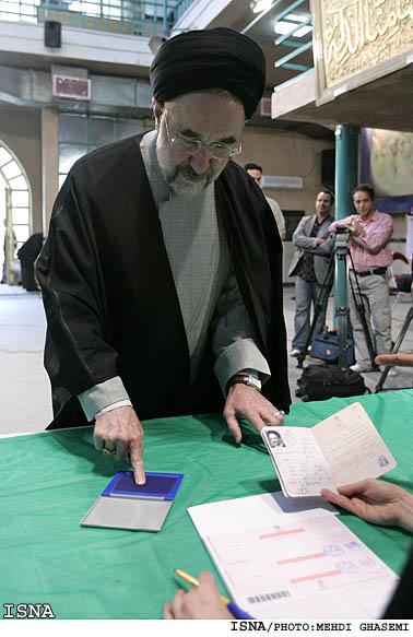 حضورخاتمي در پاي صندوق راي (حسينيه جماران) / مهدي قاسمي- ايسنا