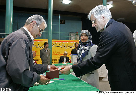 حضور عارف در پاي صندوق راي (حسينيه جماران) / مهدي قاسمي- ايسنا