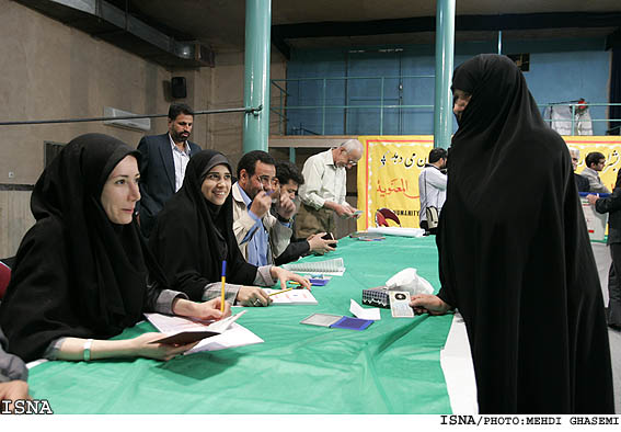 حضور جمعي از شخصيتهاي سياسي در پاي صندوق راي/ مهدي قاسمي- ايسنا