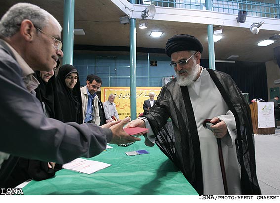 حضور امامي جماراني در پاي صندوق راي (حسينيه جماران) / مهدي قاسمي- ايسنا