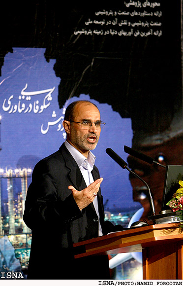 *نخستين كنفرانس پتروشيمي ايران گشايش يافت*
نوذري:
در بخش عمده صنايع نفت به خودكفايي رسيده‌ايم
امسال 12واحد پتروشيم آماده افتتاح خواهند شد