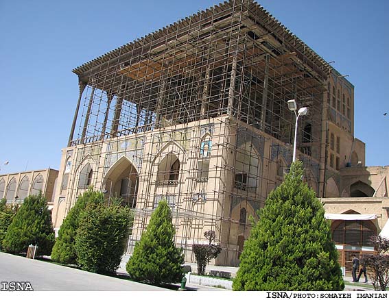 گزارشي از مرمت عالي‌قاپو در اصفهان
ستون‌هاي عمارت هم‌چنان مهم‌ترين دغدغه‌ي مرمت‌گران‌اند