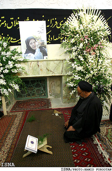 محمود دعايي در مراسم يادبود طاهره صفارزاده در امام‌زاده صالح /حميد فروتن-ايسنا