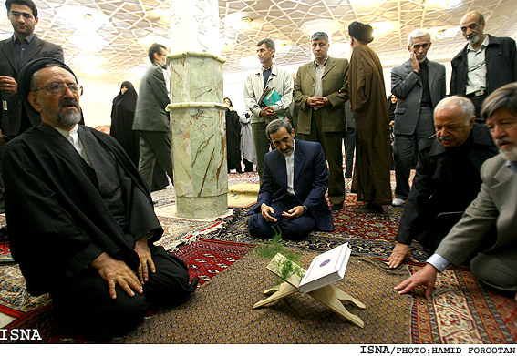 دكتر ولايتي در مراسم يادبود طاهره صفارزاده در امام‌زاده صالح /حميد فروتن-ايسنا