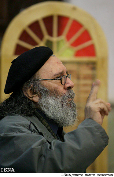 سخنراني معلم در مراسم يادبود طاهره صفارزاده در امام‌زاده صالح /حميد فروتن-ايسنا