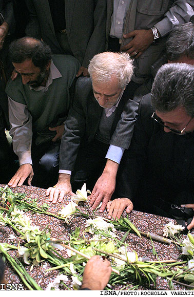 سليماني در  تشييع پيكر طاهره صفارزاده/ روح‌اله وحدتي - ايسنا