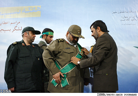 مراسم اهداي نشان عالي استقلال به سرلشگر فيروزآبادي توسط رييس جمهور/اميرپورمند