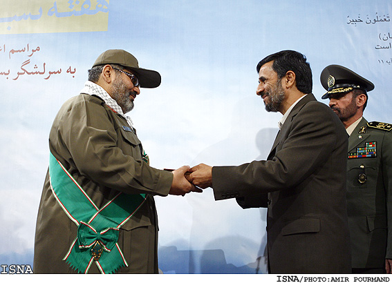 مراسم اهداي نشان عالي استقلال به سرلشگر فيروزآبادي توسط رييس جمهور/اميرپورمند