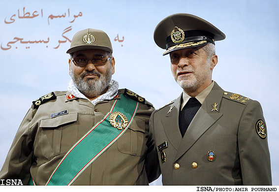 مراسم اهداي نشان عالي استقلال به سرلشگر فيروزآبادي توسط رييس جمهور/اميرپورمند