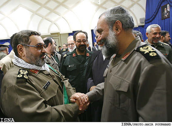 مراسم اهداي نشان عالي استقلال به سرلشگر فيروزآبادي توسط رييس جمهور/اميرپورمند