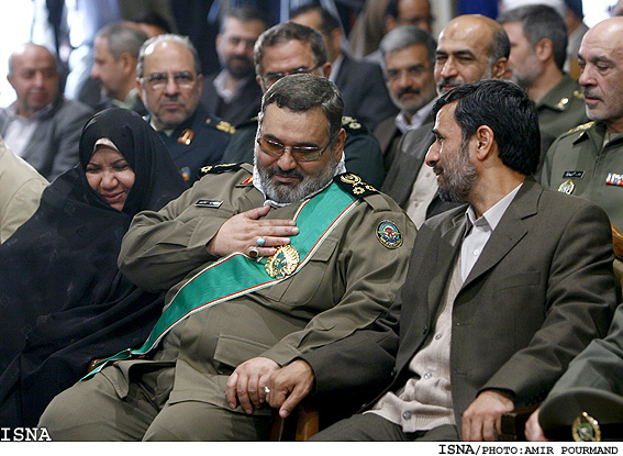 مراسم اهداي نشان عالي استقلال به سرلشگر فيروزآبادي توسط رييس جمهور/اميرپورمند