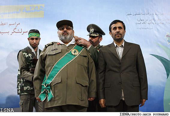 مراسم اهداي نشان عالي استقلال به سرلشگر فيروزآبادي توسط رييس جمهور/اميرپورمند