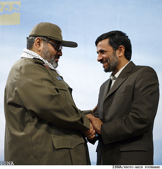 مراسم اهداي نشان عالي استقلال به سرلشگر فيروزآبادي توسط رييس جمهور/اميرپورمند