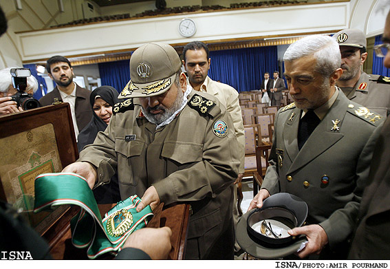 مراسم اهداي نشان عالي استقلال به سرلشگر فيروزآبادي توسط رييس جمهور/اميرپورمند