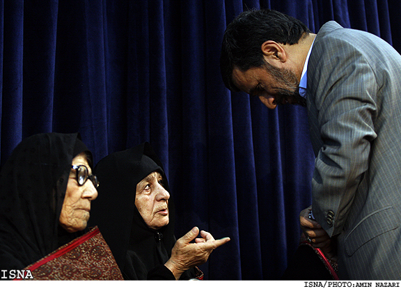 اعطاي نشان ايثار به ‌9 تن از والدين شهداي خوزستان توسط رييس جمهور/امين نظري