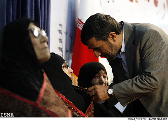 اعطاي نشان ايثار به ‌9 تن از والدين شهداي خوزستان توسط رييس جمهور/امين نظري