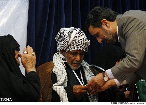 اعطاي نشان ايثار به ‌9 تن از والدين شهداي خوزستان توسط رييس جمهور/امين نظري