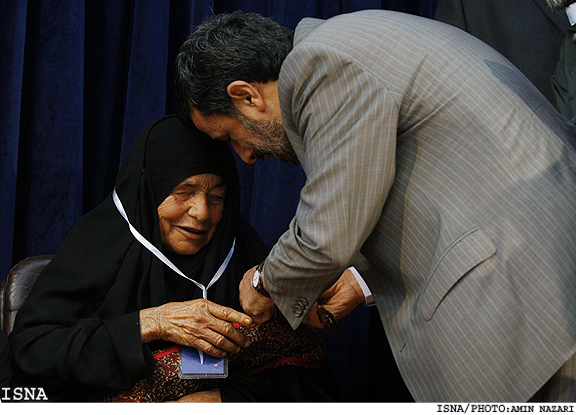 اعطاي نشان ايثار به ‌9 تن از والدين شهداي خوزستان توسط رييس جمهور/امين نظري